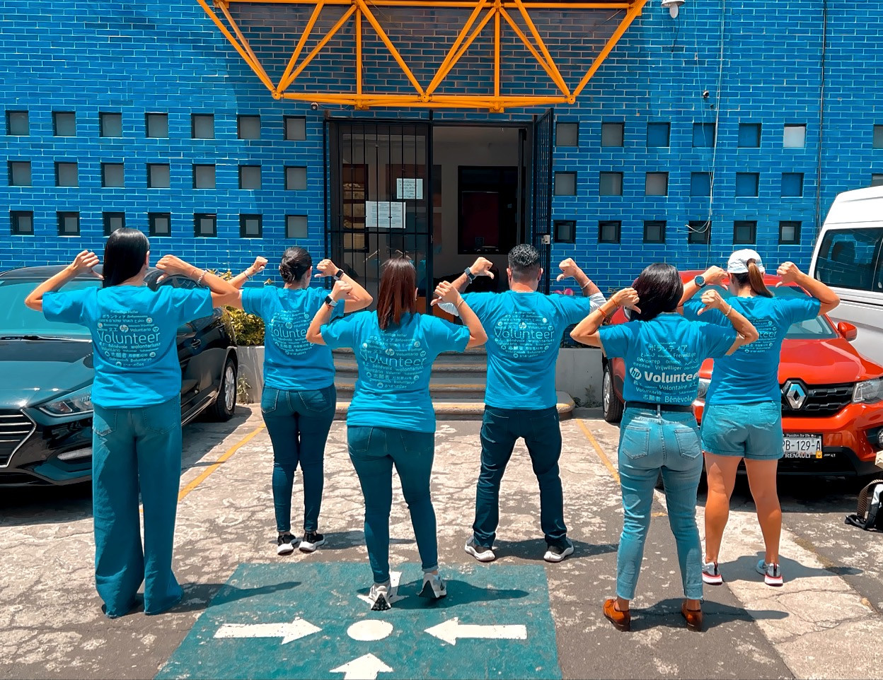 HP employees in Mexico City lending a hand