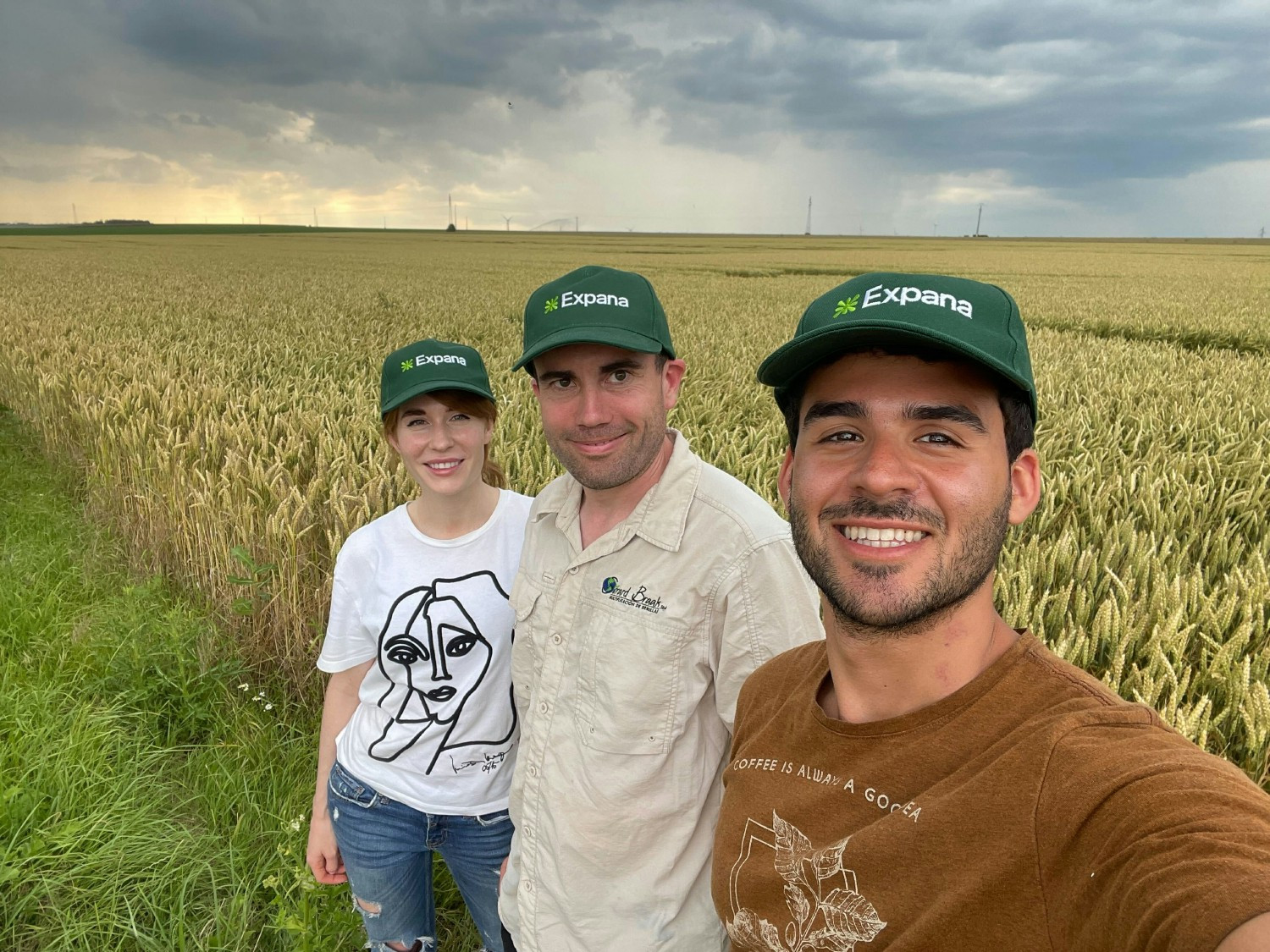 Expana employees exploring the grain harvest in the south of France