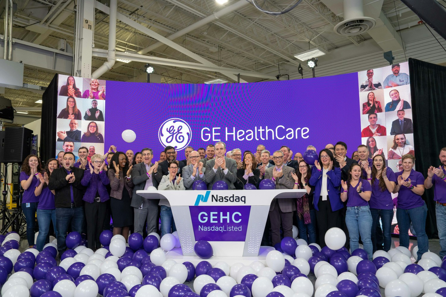 Colleagues and customers celebrate GE HealthCare's Nasdaq bell-ringing ceremony from our manufacturing floor.