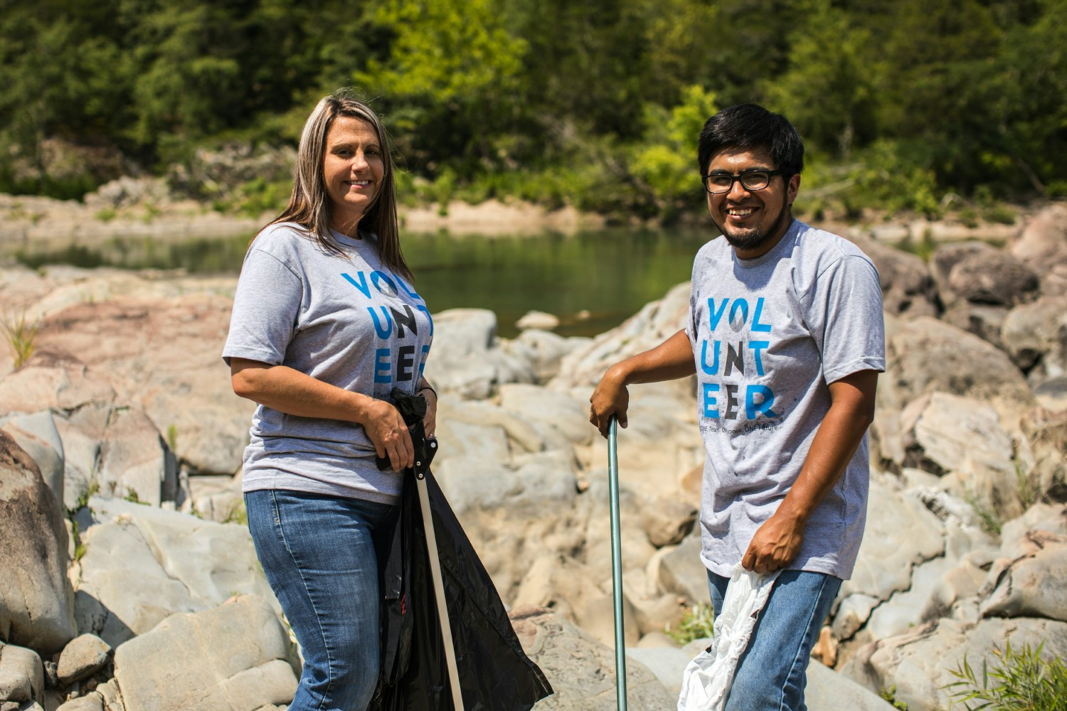 Stewardship is a core Martin Marietta value. Here, teammates from Hatton Quarry clean the Cossatot River in Arkansas.