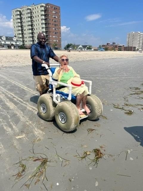 Residents and Staff at our assisted living visit the beach 