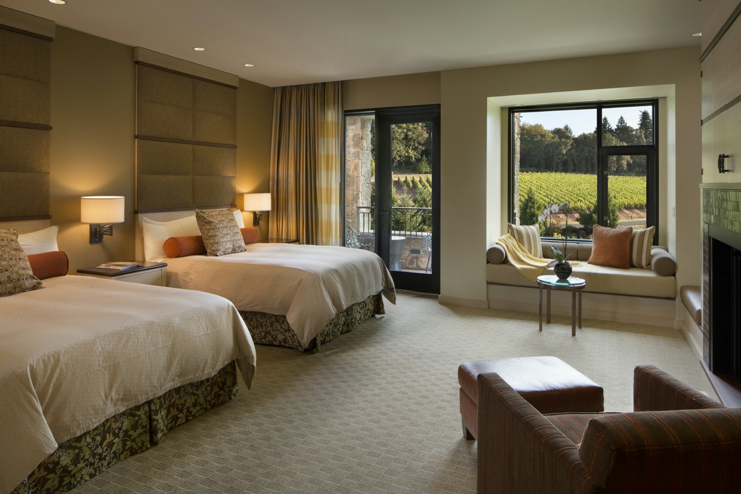 530 SF deluxe double queen room with vineyard views