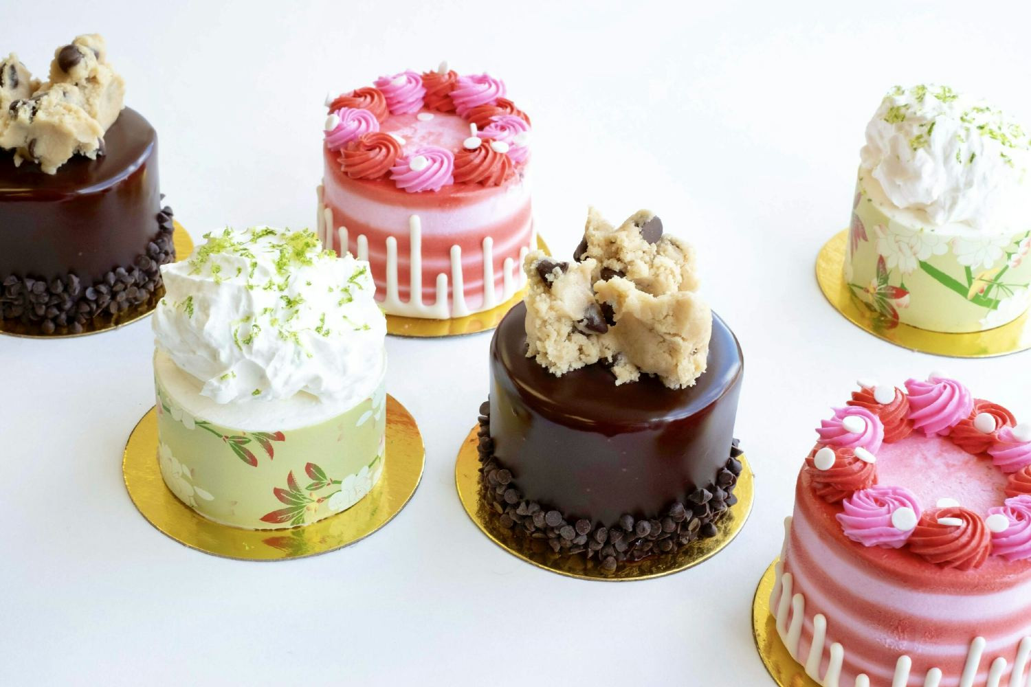 MANY TINY beautiful cakes